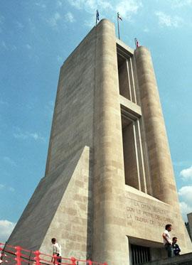 Het Oorlogsmonument, een indrukwekkend bouwwerk in Como